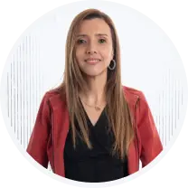 Mujer de cabello largo castaño con una chaqueta roja y blusa negra